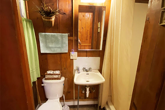 Almanor Bathroom